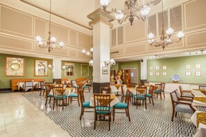 供應早餐、午餐及晚餐