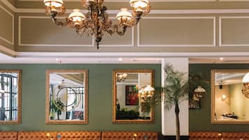 Sarapan, makan tengah hari dan makan malam dihidangkan