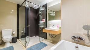 Bañera, secador de pelo, bidé y toallas