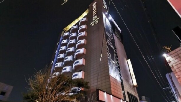 A multi-story building with a series of balconies on the exterior. - Born Hotel Cheongju (Cheongju)