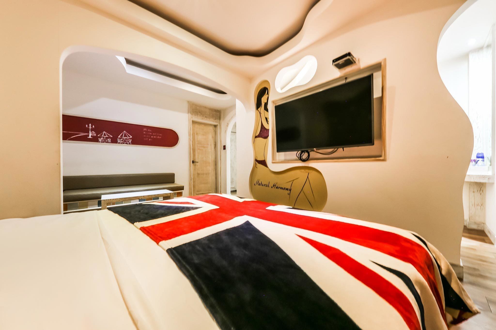 deluxe double room, smoking | 1 bedroom, individually decorated, individually furnished, free wifi