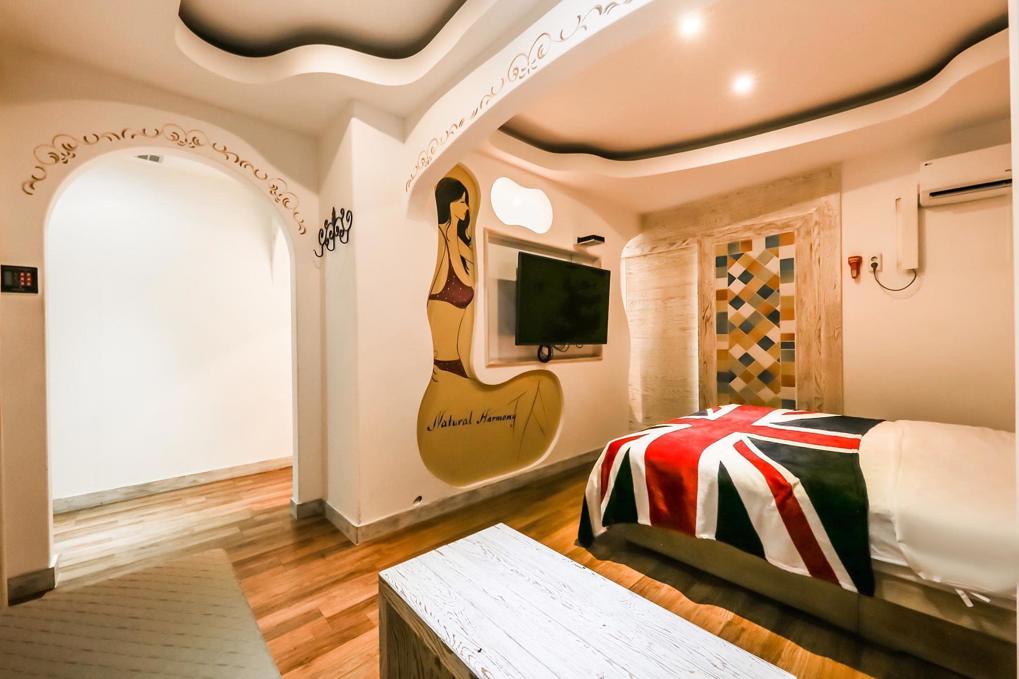 deluxe double room, smoking | 1 bedroom, individually decorated, individually furnished, free wifi