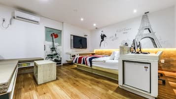 Habitación doble Deluxe, para fumadores | Decoración personalizada, muebles diferentes y wifi gratis 