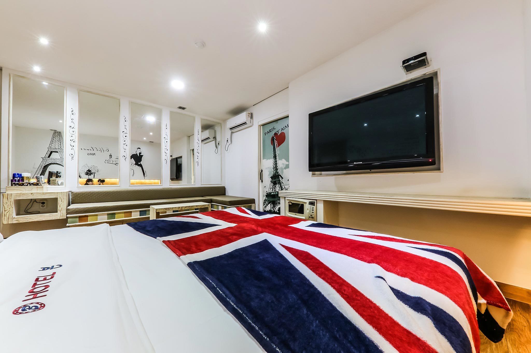 deluxe double room, smoking | 1 bedroom, individually decorated, individually furnished, free wifi