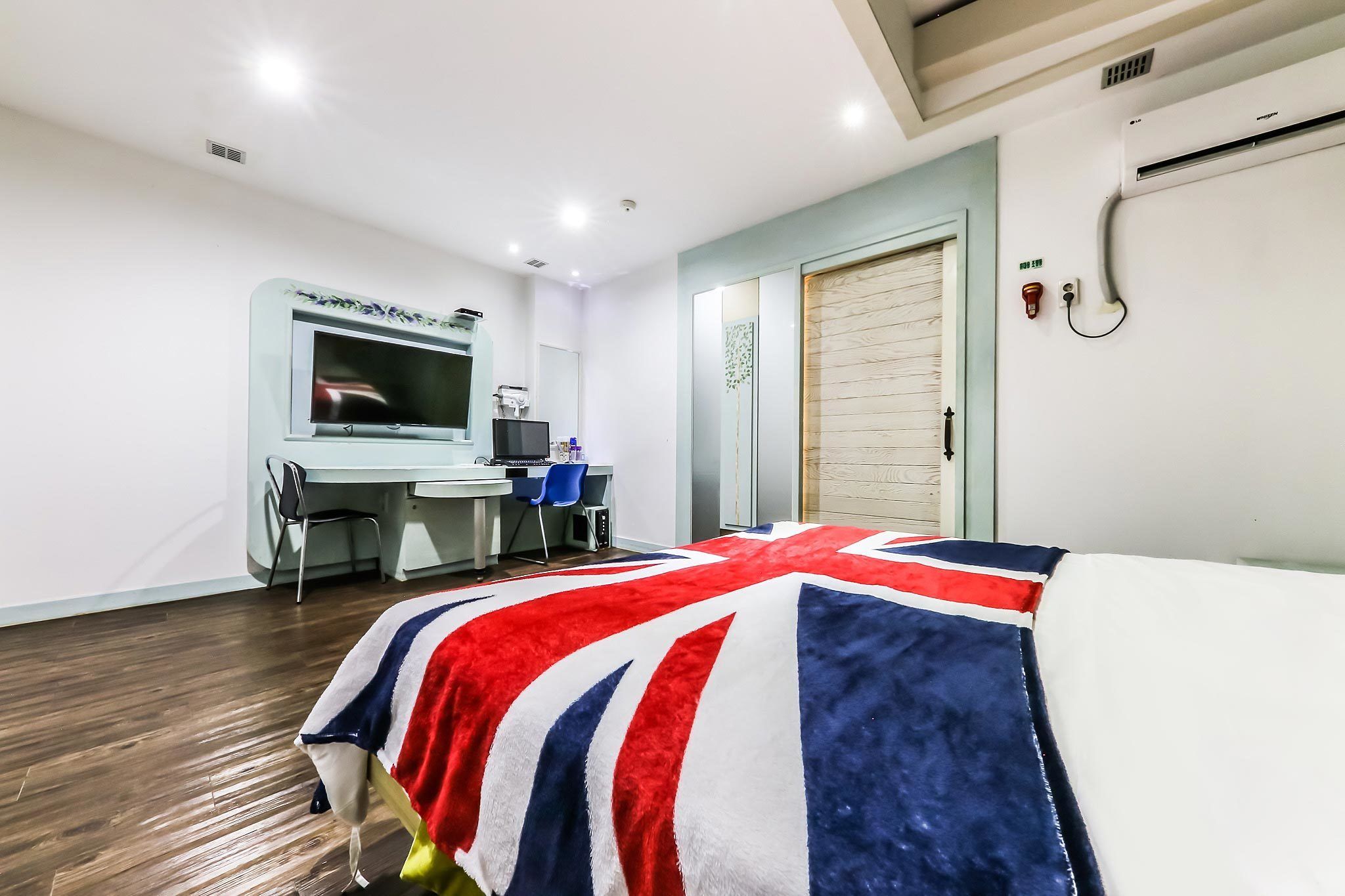 standard double room, smoking | 1 bedroom, individually decorated, individually furnished, free wifi