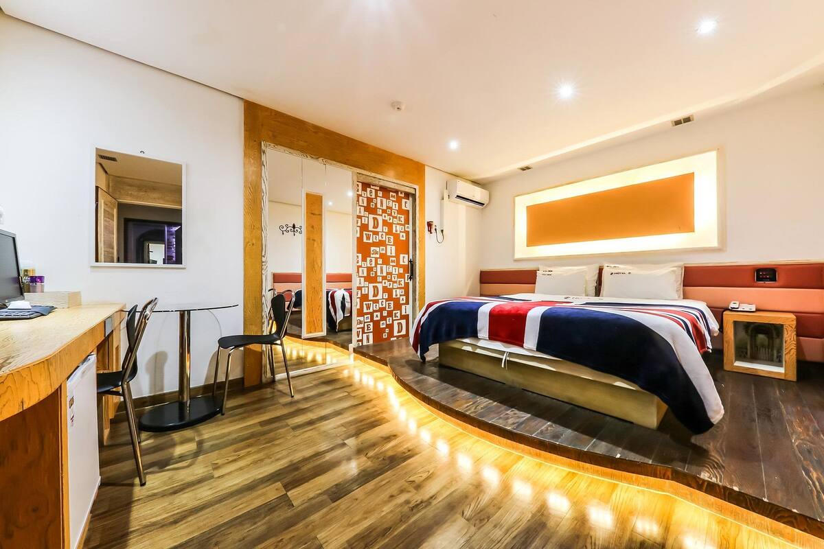 Standard Double Room, Smoking | Free WiFi, individually decorated, individually furnished
