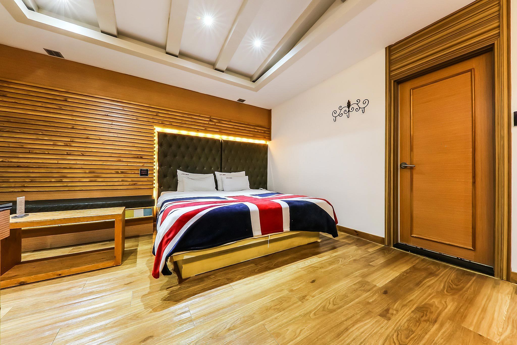 deluxe double room, smoking | 1 bedroom, individually decorated, individually furnished, free wifi