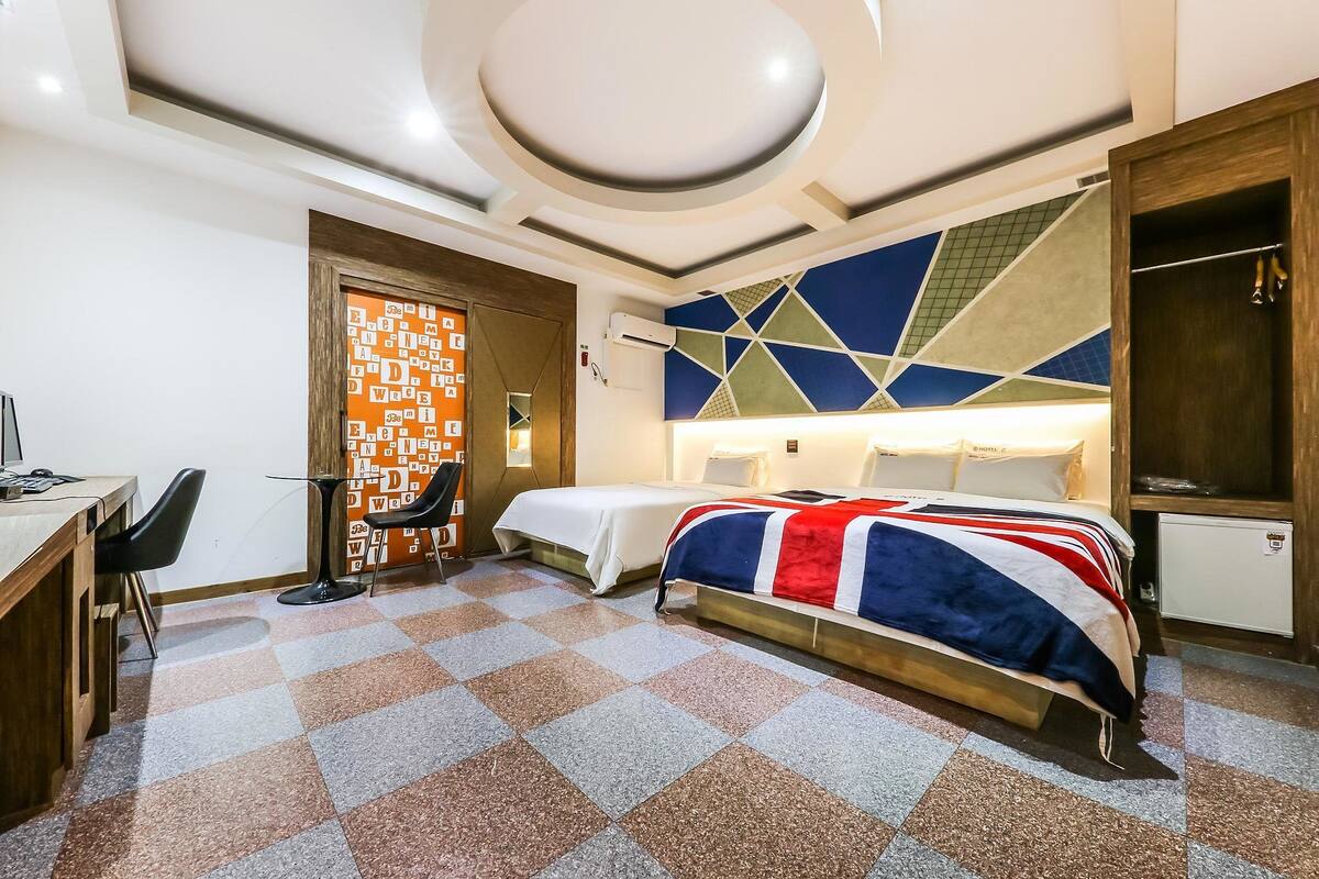 Deluxe Twin Room, Smoking | Free WiFi, individually decorated, individually furnished