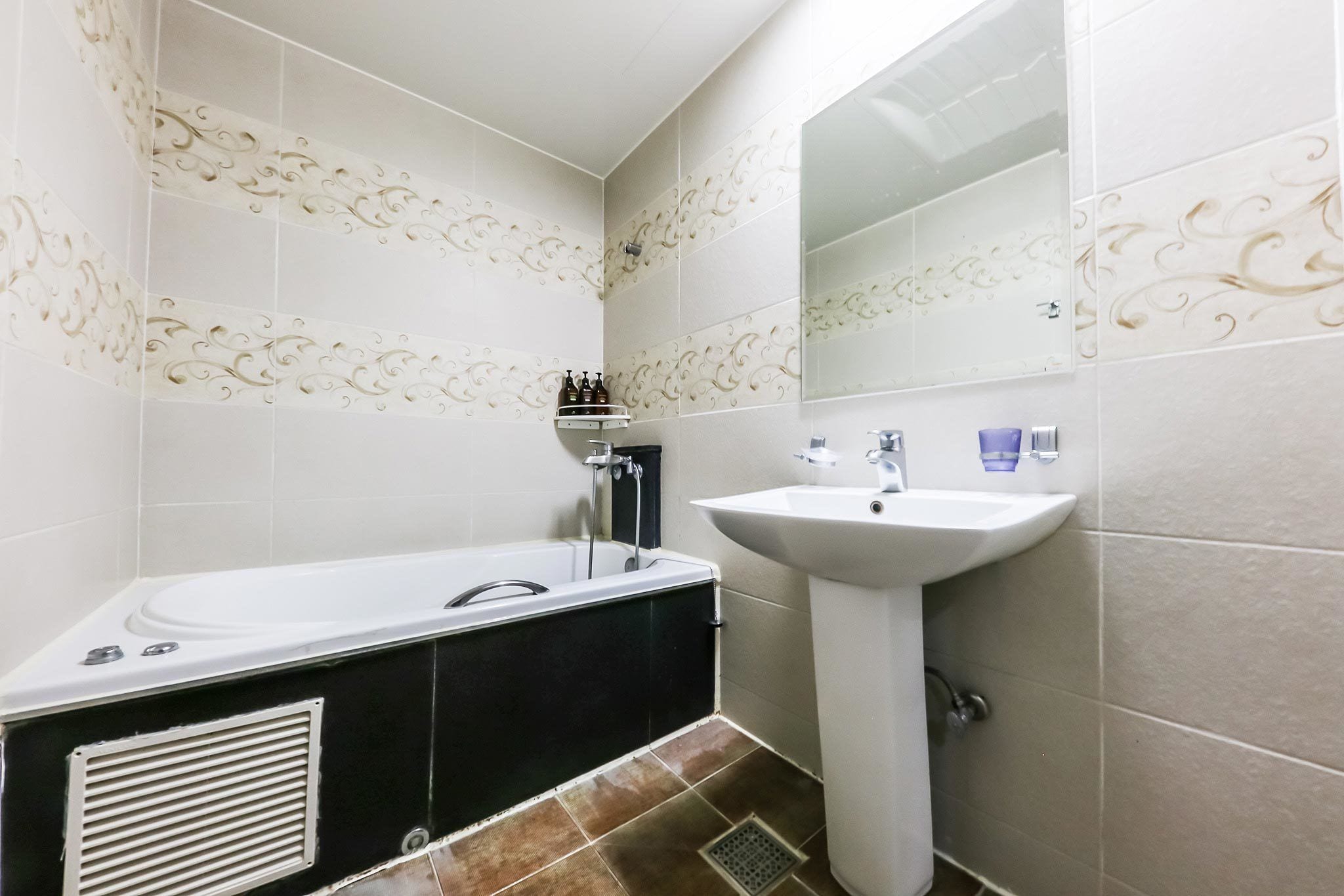 standard double room, smoking | bathroom | combined shower/bathtub, deep-soaking bathtub, free toiletries