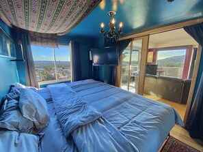 Room - *VIEWS & Luxury* Valet, Heated pool, Full Spa, Gym ~ 1 Block from everything! (Los Angeles)