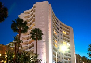 Exterior - *VIEWS & Luxury* Valet, Heated pool, Full Spa, Gym ~ 1 Block from everything! (Los Angeles)