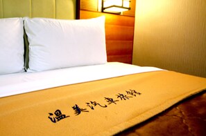 Desk, blackout drapes, free WiFi, bed sheets - Wen Mei Motel (Nantou)