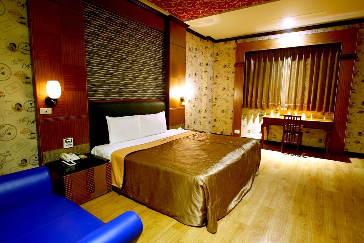 standard double room | desk, blackout curtains, free wifi, bed sheets