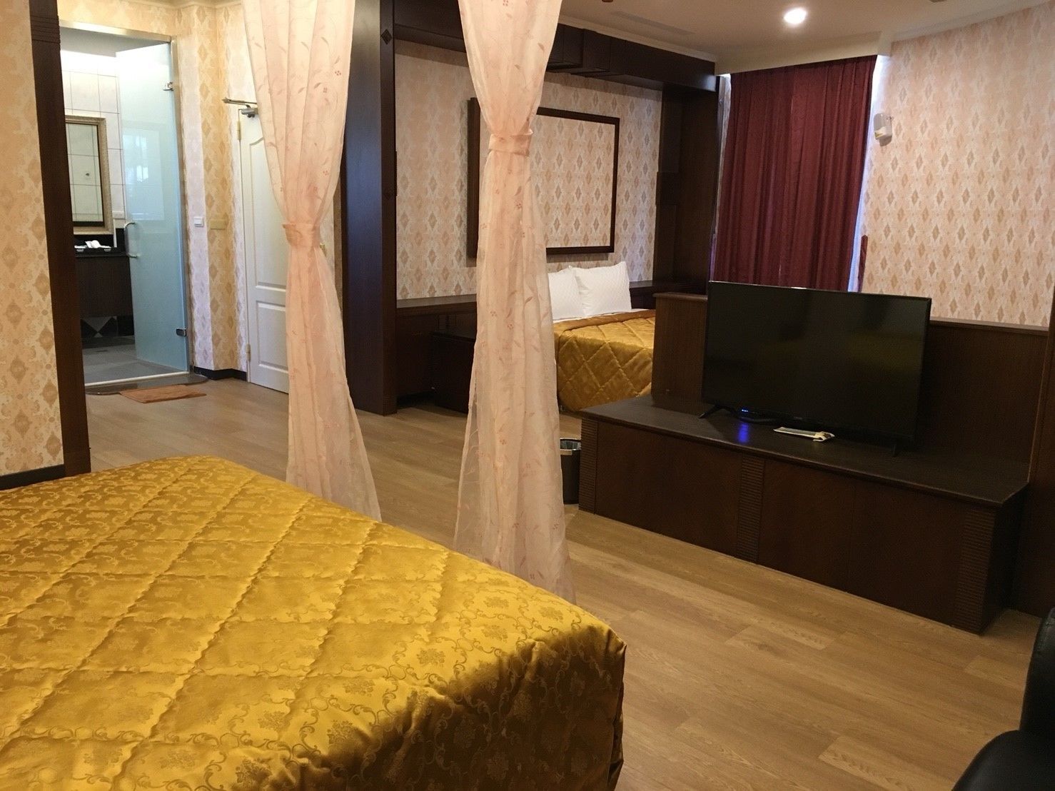 deluxe quadruple room | desk, blackout curtains, free wifi, bed sheets