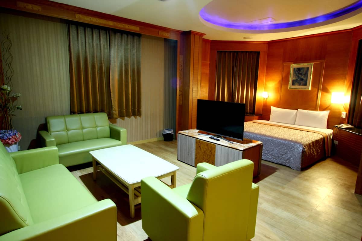 deluxe quadruple room | desk, blackout curtains, free wifi, bed sheets