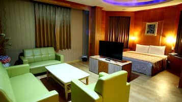 Phòng 4 Deluxe | Bàn, màn/rèm cản sáng, truy cập Internet không dây miễn phí