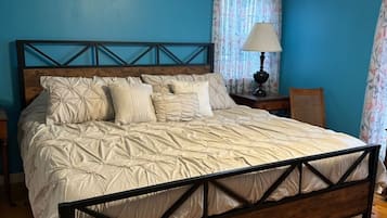 3 bedrooms, desk, iron/ironing board, travel crib