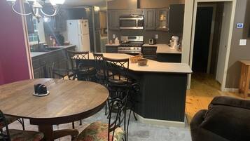 冰箱、微波炉、烤箱、炉灶