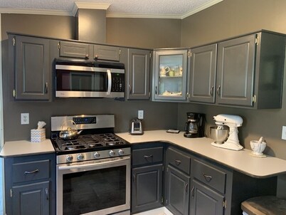 Cozy Summer retreat with great Pet 🦮 Yard and upgrades! Close to  hiking areas!