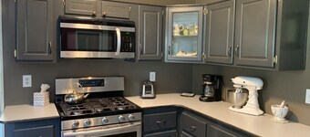 Cozy Summer retreat with great Pet 🦮 Yard and upgrades! Close to hiking areas!