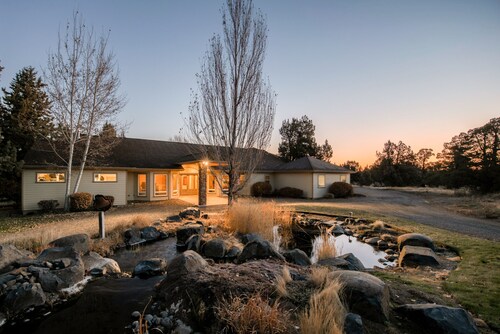 Powell by AvantStay | Secluded Home only 10 Mins from DT Bend w/ Hot Tub