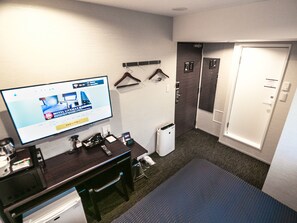 Individually decorated, desk, laptop workspace, blackout curtains - Hotel Live Max Tokyo Kanda Station (Tokyo)