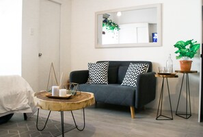 Apartamento (1410) | Zona de estar | Una Smart TV, Netflix, servicios de streaming