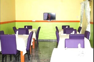 每日供应当地美食早餐（每人 USD 10）