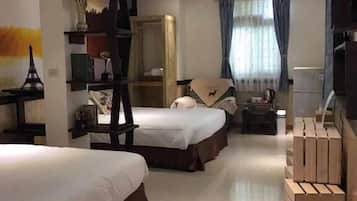 Basic Quadruple Room | Desk, free WiFi