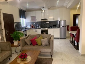 Executive Apartment, 2 Bedrooms | Private kitchen | Fridge, microwave, oven, stovetop - Tennys Place Apartments GARKI (Abuja)