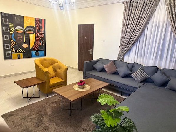 Familienapartment, 3 Schlafzimmer | Wohnbereich | Flachbildfernseher