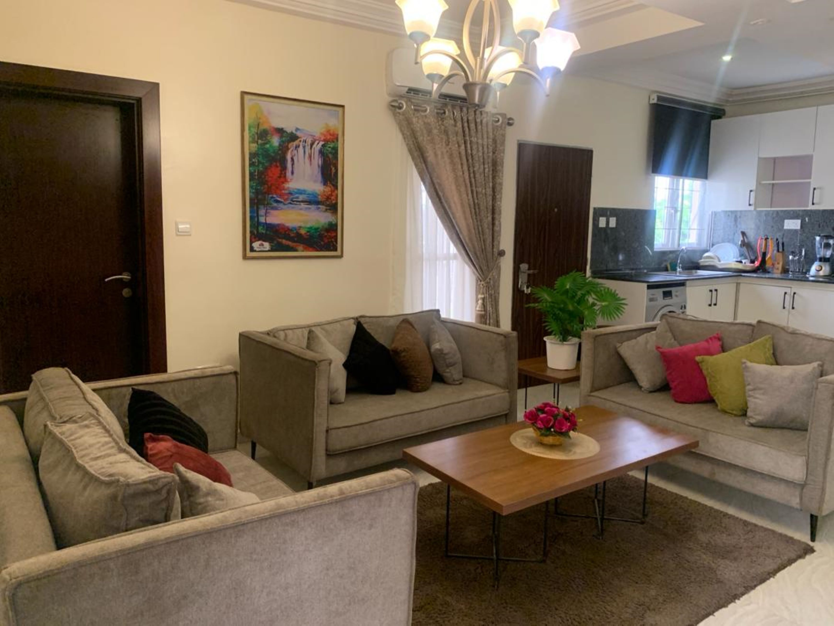 Apartamento ejecutivo, 2 habitaciones | Zona de estar | Una televisión de pantalla plana