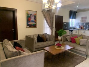 行政公寓, 2 间卧室 | 起居区 | 平板电视