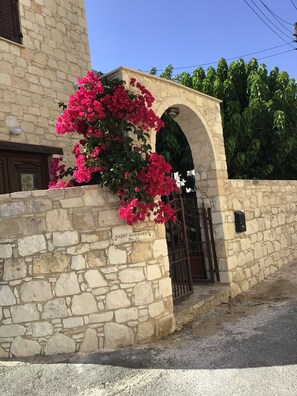 Exterior detail - Salamiou Stone House<br>Salamiou<br>S'nt BARBARAS No 31<br>8620 PAPHOS (Paphos)