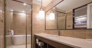 Honeymoon Suite | Bathroom | Free toiletries, hair dryer, slippers, towels - Auden  International  Hotel (Shenzhen)