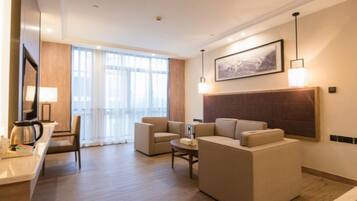 Deluxe Suite | 1 bedroom, individually decorated, individually furnished, desk