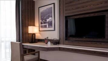 Suite Deluxe | Decoración personalizada, muebles diferentes y escritorio