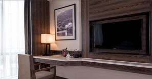 Deluxe Suite | Individually decorated, individually furnished, desk, blackout curtains - Auden International Hotel (Shenzhen)