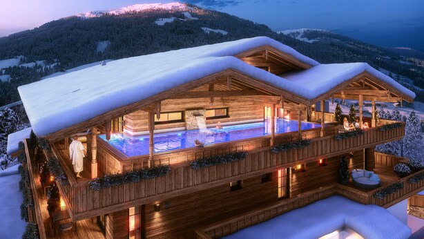 Um chalé de madeira com hidromassagem e piscina, rodeado por árvores e montanhas cobertas de neve.