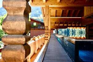 Una piscina al aire libre, tumbonas