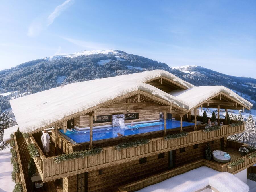 Une cabane en bois avec une piscine et une montagne enneigée en arrière-plan.