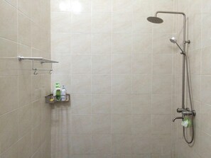 Regadera, secadora de cabello, toallas, shampoo 