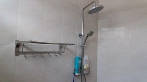 Een douche, een haardroger, handdoeken, shampoo