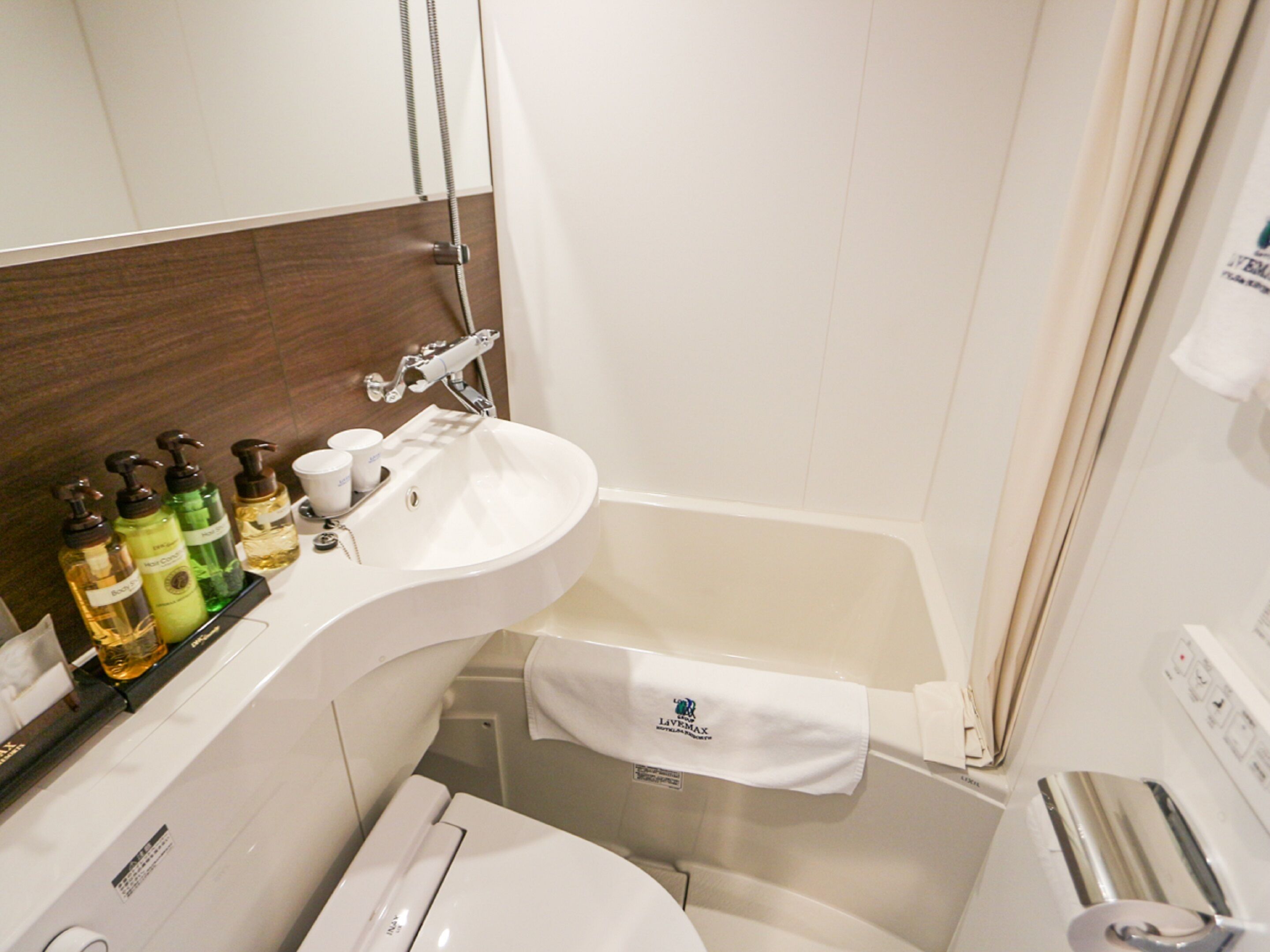 Combined shower/tub, free toiletries, hair dryer, slippers