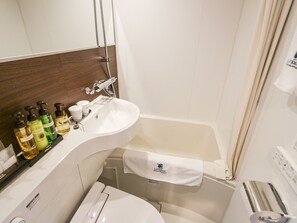 Ducha y bañera combinadas y artículos de higiene personal gratuitos