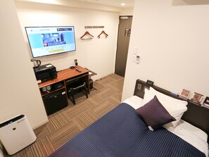 Desk, blackout drapes, free WiFi, bed sheets - Hotel Livemax Nihonbashi-ningyocho (Tokyo)