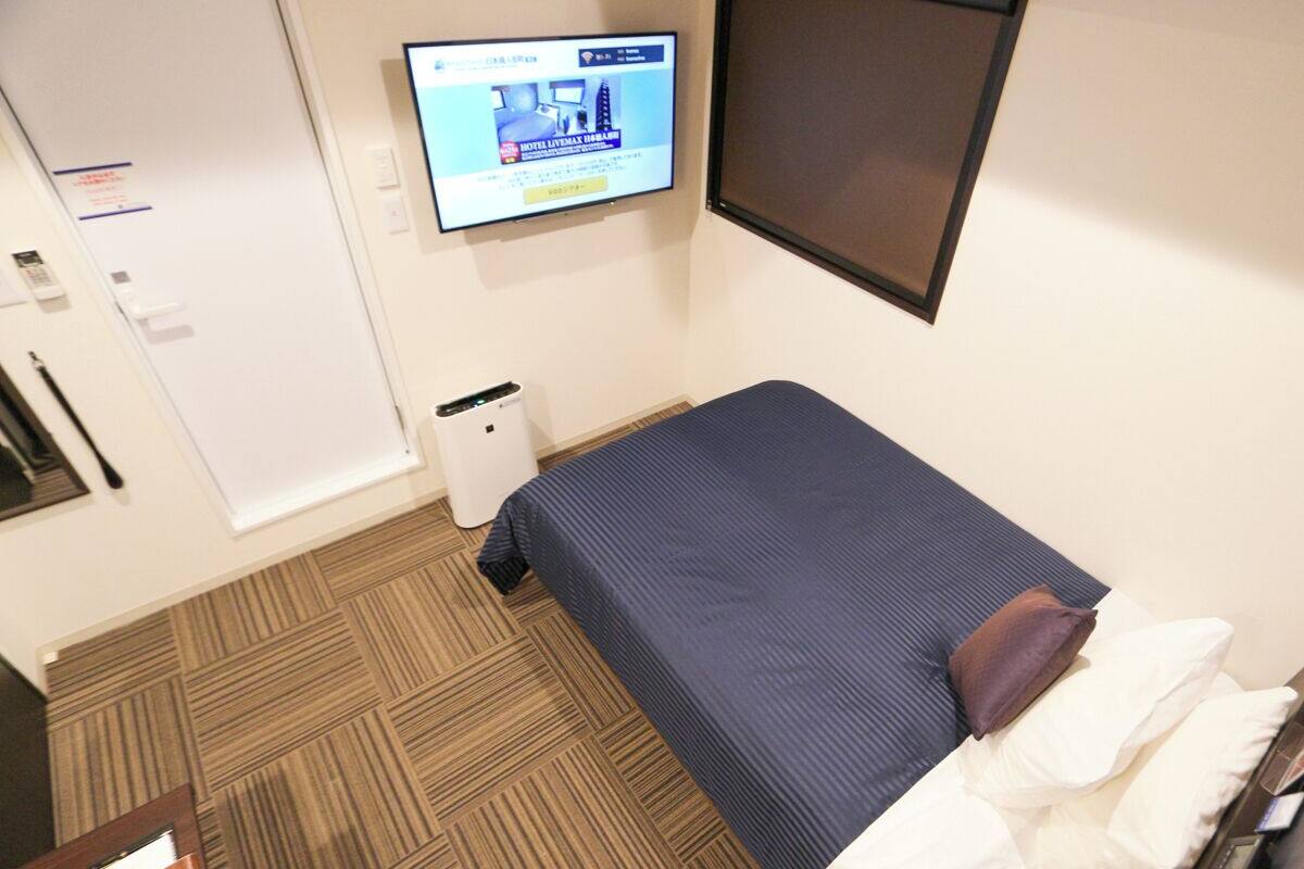 Een bureau, verduisterende gordijnen, gratis wifi, beddengoed