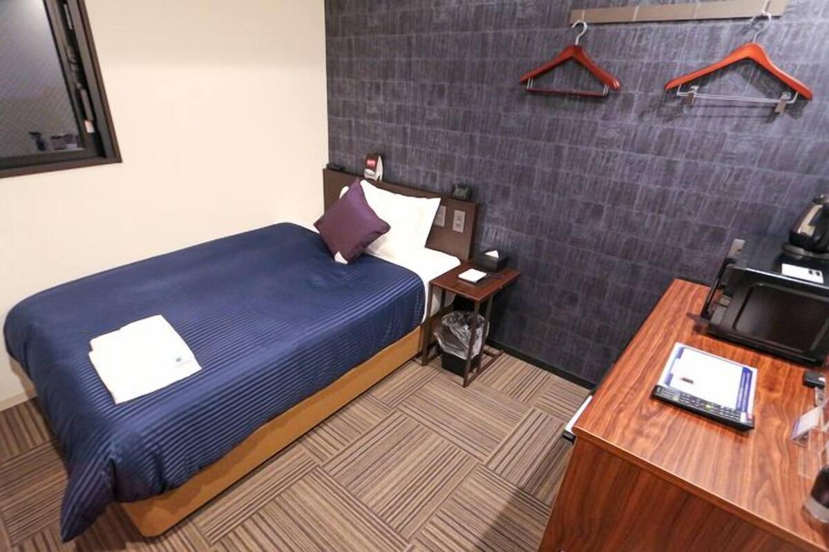 Een bureau, verduisterende gordijnen, gratis wifi, beddengoed