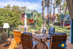 Outdoor dining - Miss Loddin's Apartment at Willi's (includes beach chair) - + Miss Loddin at Willi's (Loddin)
