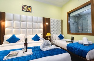 Habitación triple familiar | Sábanas de algodón egipcio y ropa de cama de alta calidad
